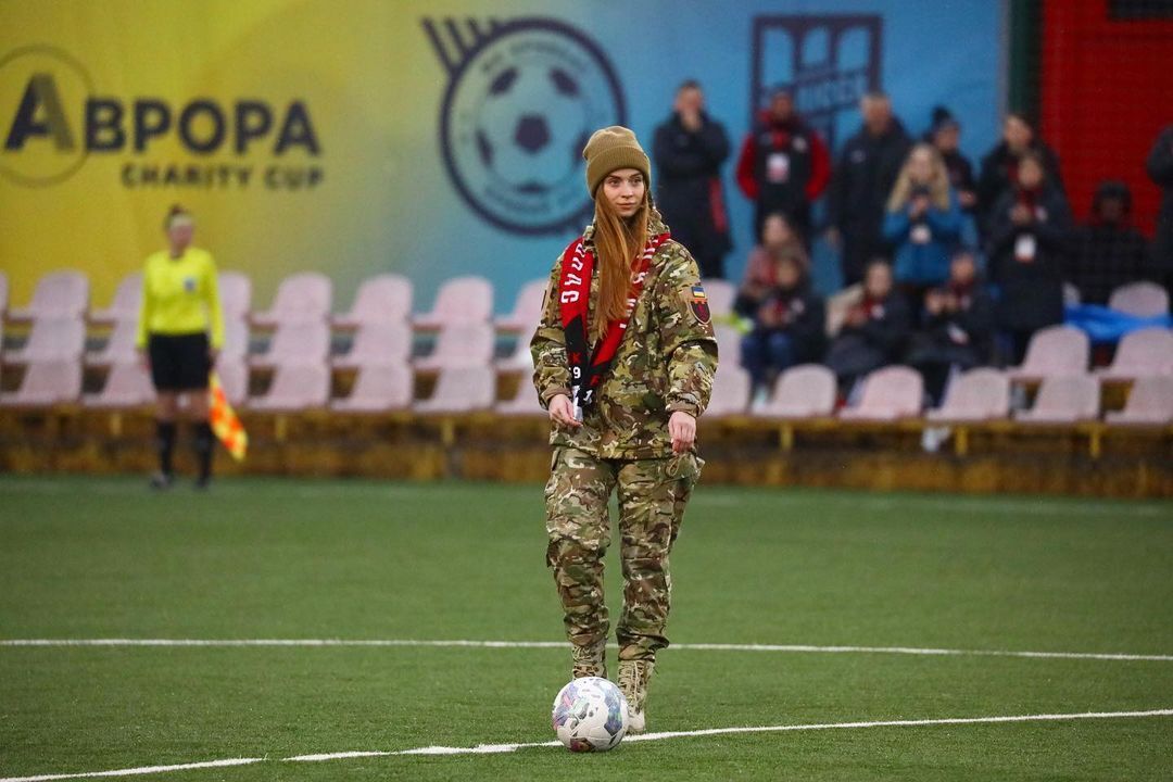 Українська військова, яка відкрила футбольний матч, вразила мережу своєю красою. Фото