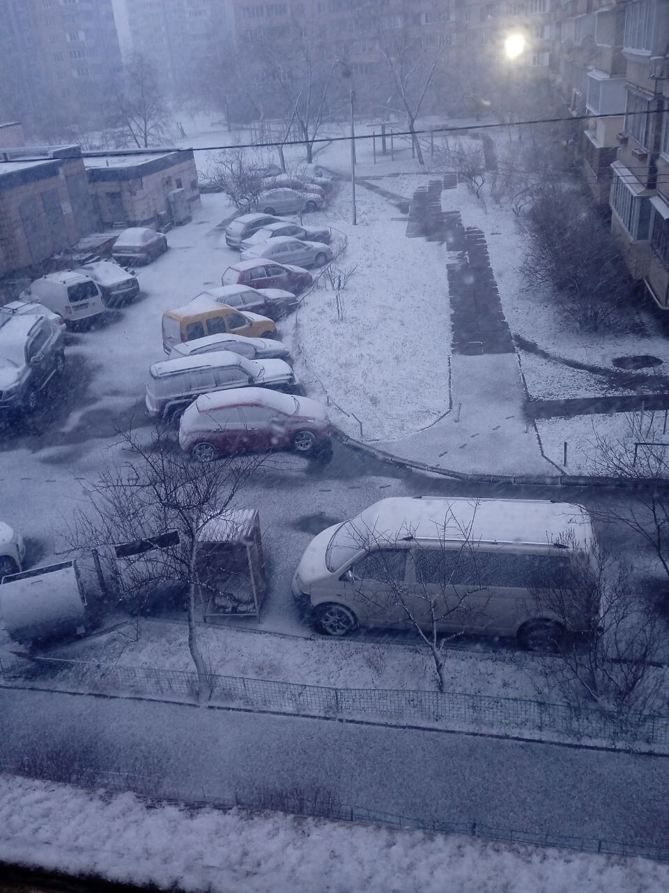 "Пляжный сезон открыт": в сети отреагировали на снегопад в Киеве 12 марта. Фото и видео