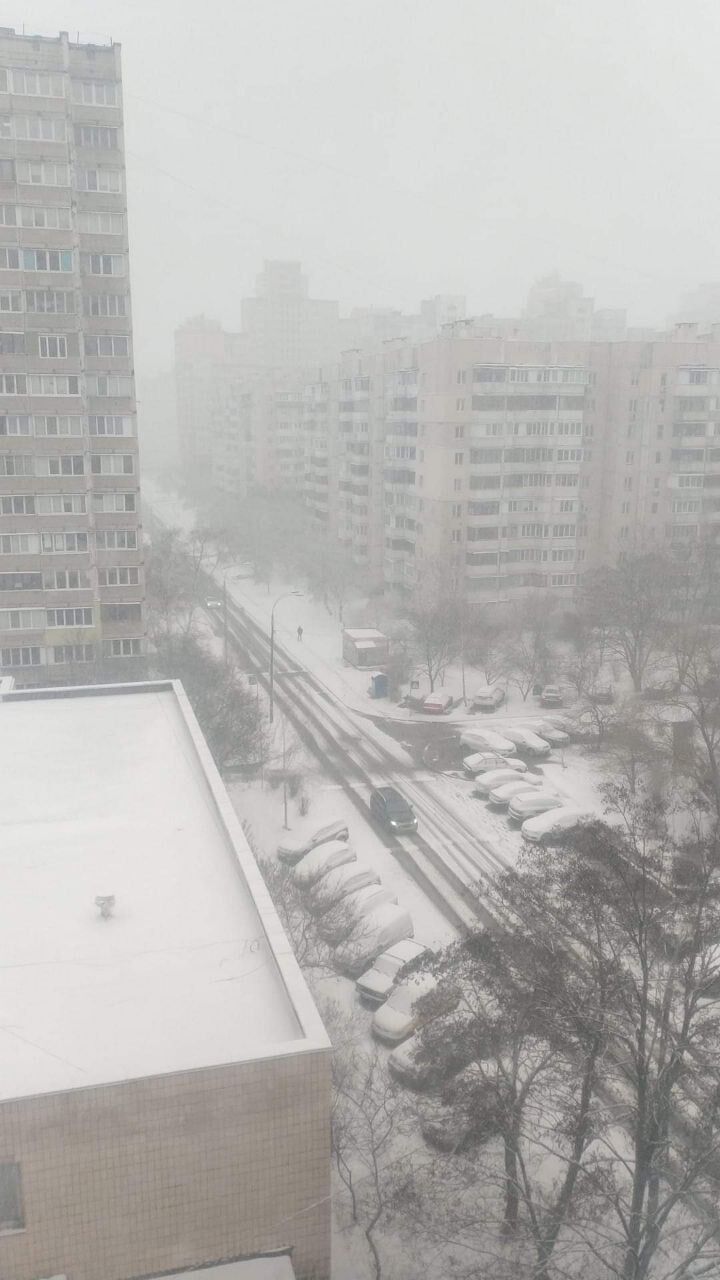 "Пляжний сезон відкрито": у мережі відреагували на снігопад в Києві 12 березня. Фото та відео
