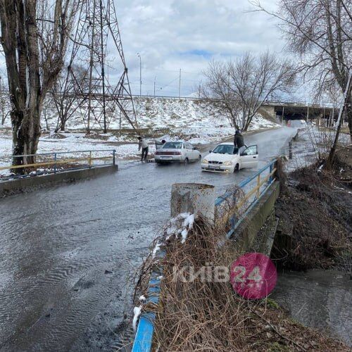 В Киеве из-за прорыва трубы дорога превратилась в реку: застряло несколько машин. Видео