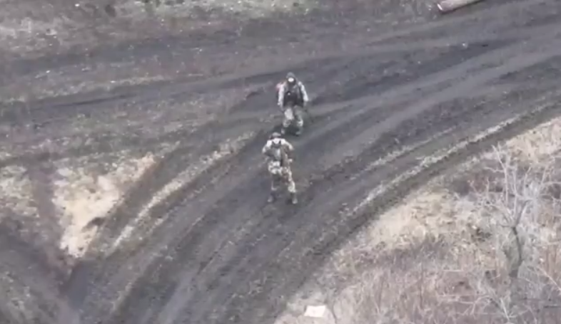 "Нигде на нашей земле не скроетесь!" Появились кадры с парой российских снайперов, позже по ним отработала артиллерия