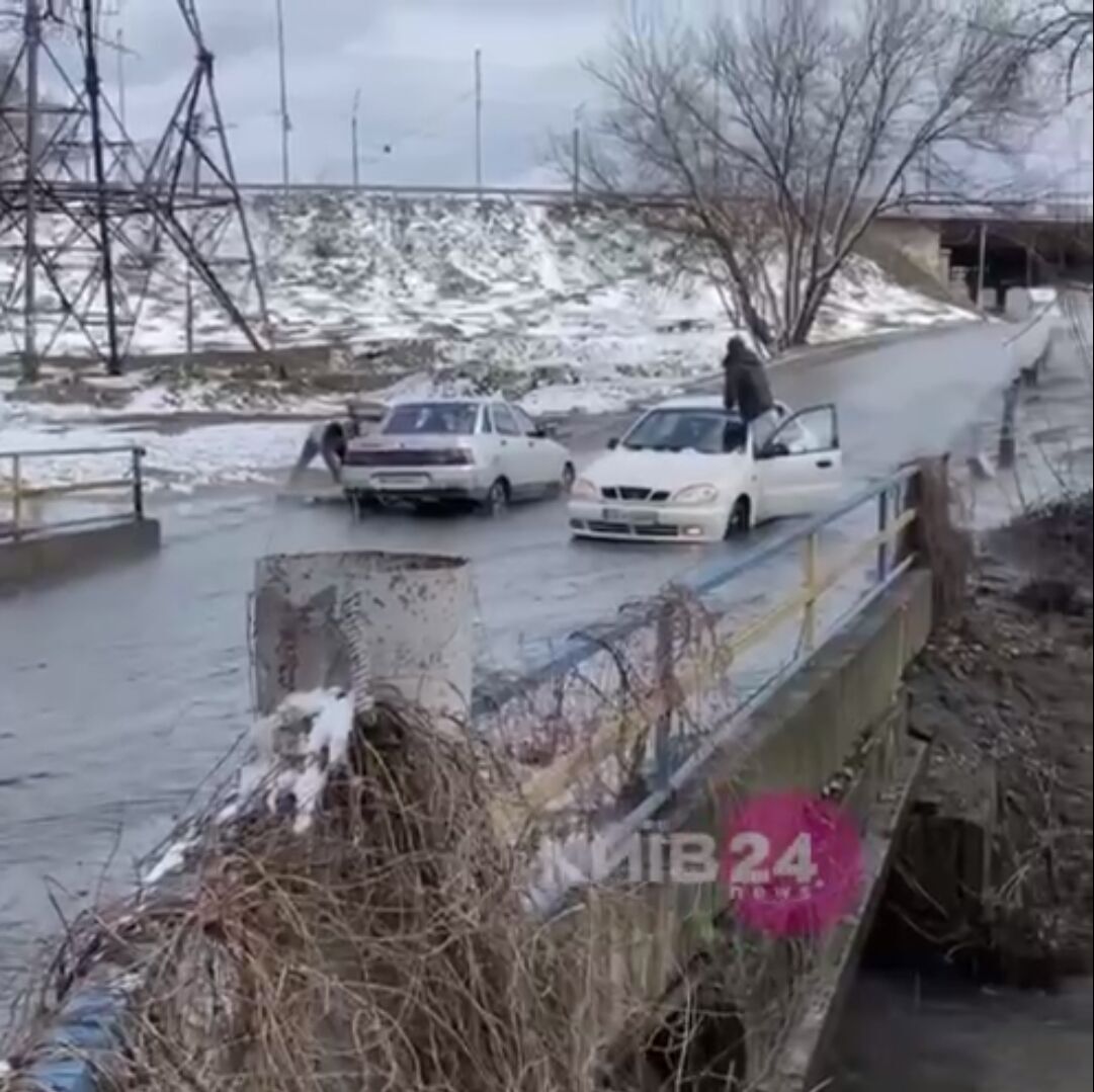 В Киеве из-за прорыва трубы дорога превратилась в реку: застряло несколько машин. Видео