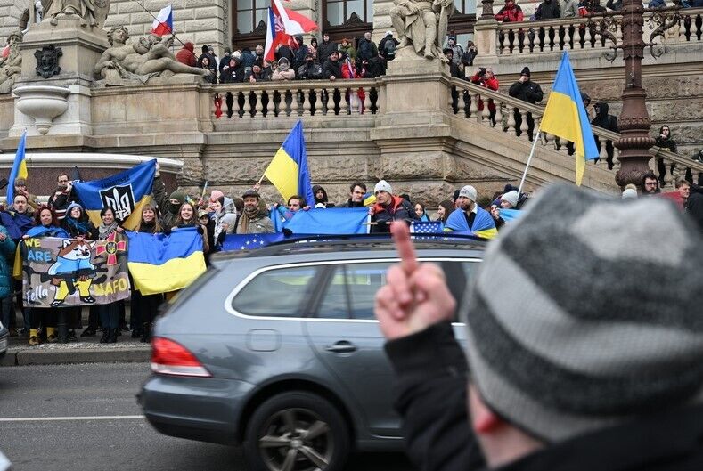 У Чехії протестувальники намагалися зняти прапор України з музею