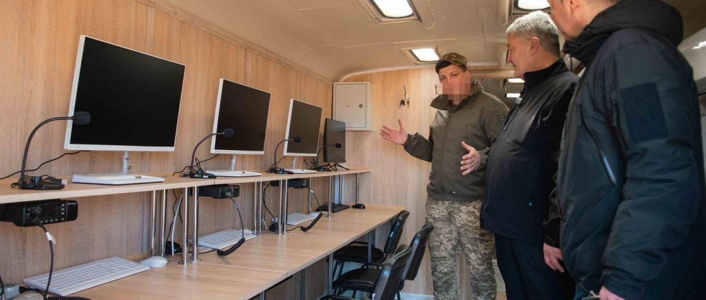 Порошенко показал новый командный пункт, который бойцы ПВО на юге Украины оборудовали совместно с волонтерами
