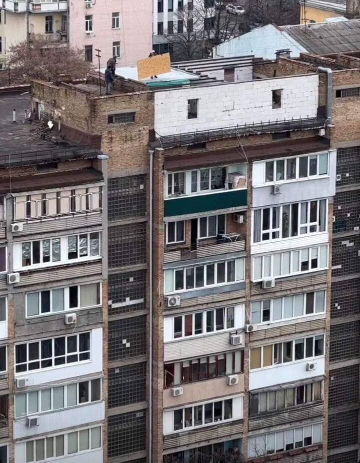 В Киеве на крыше многоэтажки достроили целую квартиру и не пускают полицию. Фото и видео