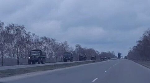Вантажівки, гармати, БТРи: окупанти перекидають військову техніку з Донецька в Маріуполь. Відео