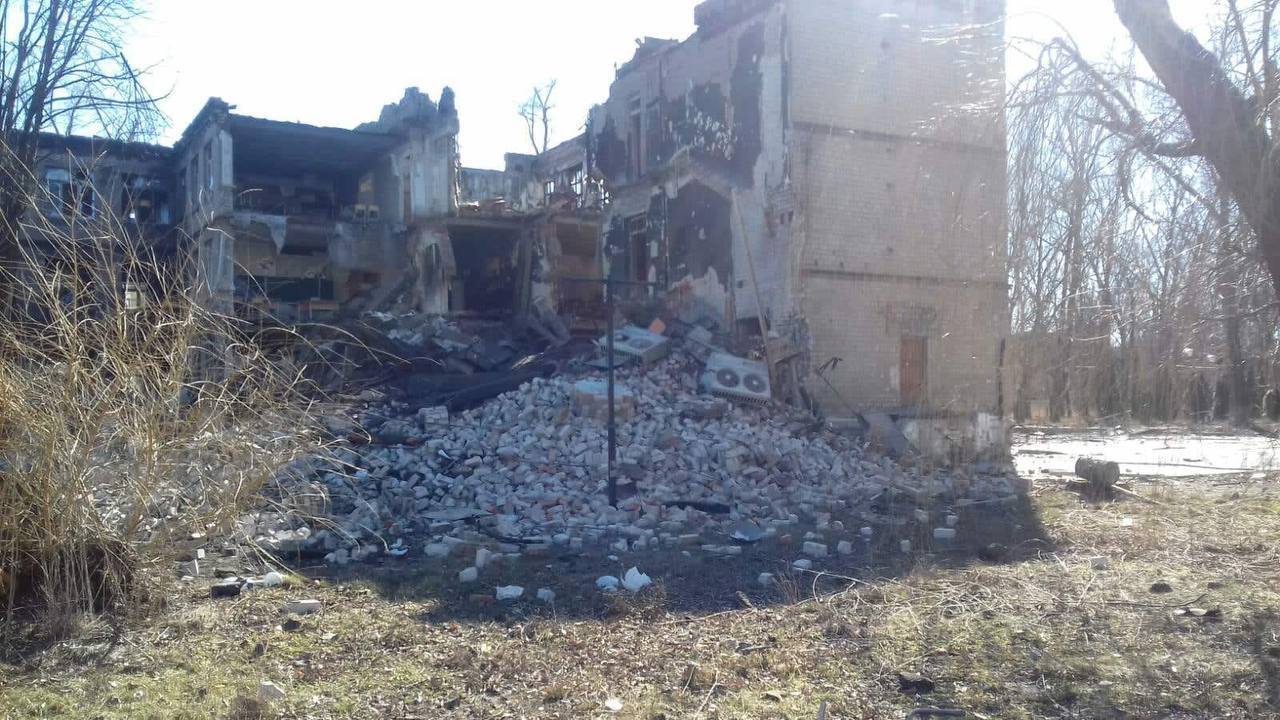 Окупанти завдали ракетних ударів по школі  в Авдіївці: загинула місцева мешканка. Фото