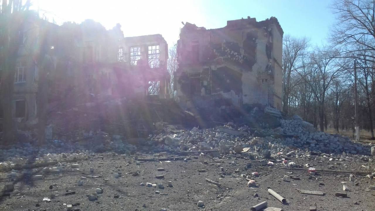 Окупанти завдали ракетних ударів по школі  в Авдіївці: загинула місцева мешканка. Фото