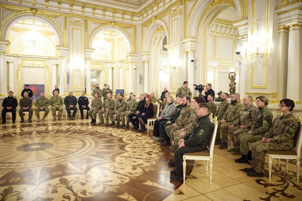 Навчають, рятують, лікують, волонтерять: Зеленський вручив відзнаки українським добровольцям і родинам загиблих. Відео