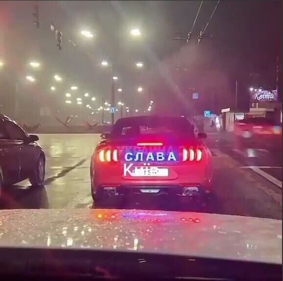 В Киеве заметили уникальный Ford Mustang: транслирует патриотические лозунги и информацию о погибших оккупантах. Видео