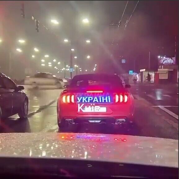 В Киеве заметили уникальный Ford Mustang: транслирует патриотические лозунги и информацию о погибших оккупантах. Видео
