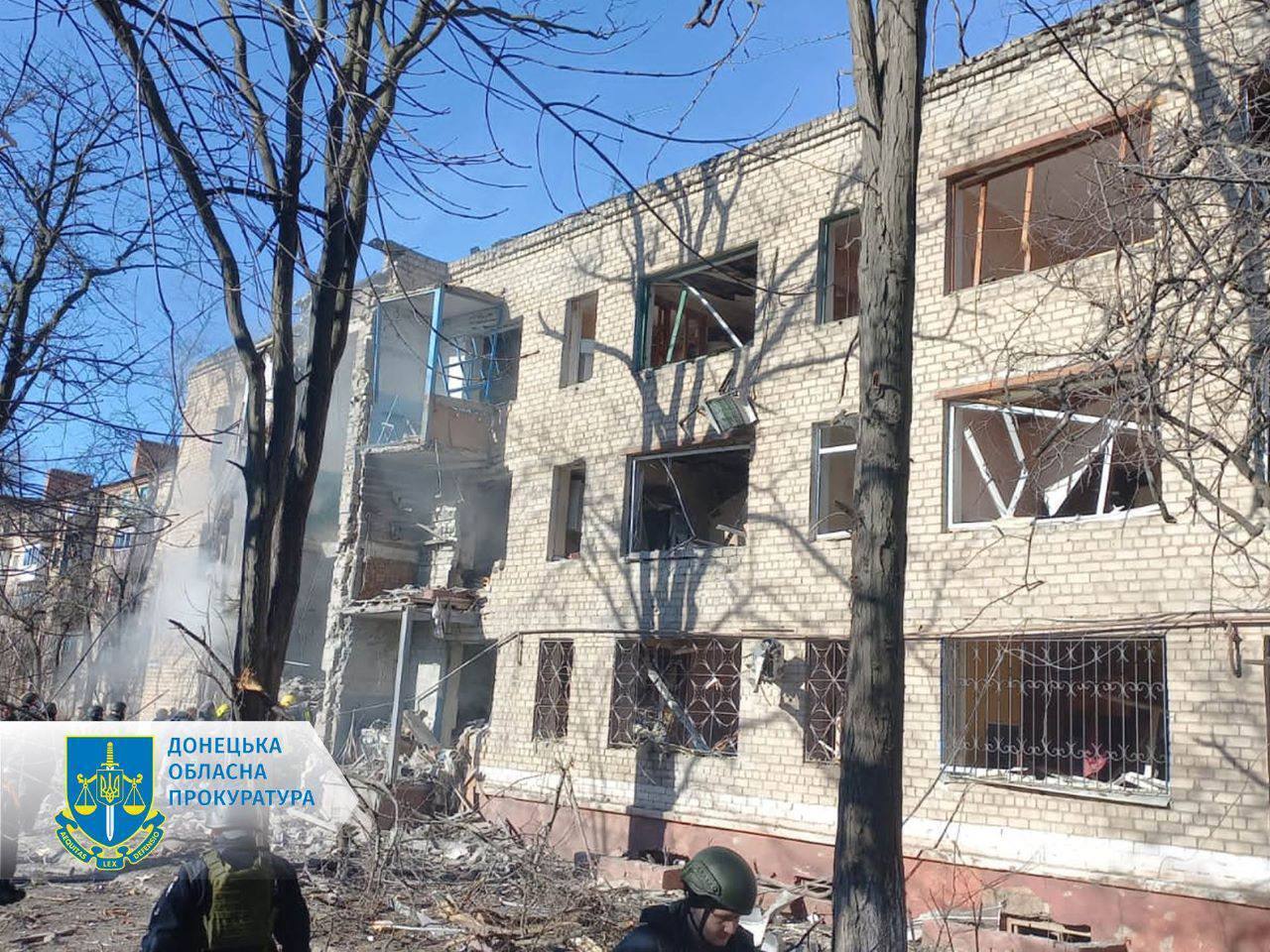 Оккупанты нанесли удар по центру Краматорска, повреждены дома: есть погибший и раненые. Фото и видео