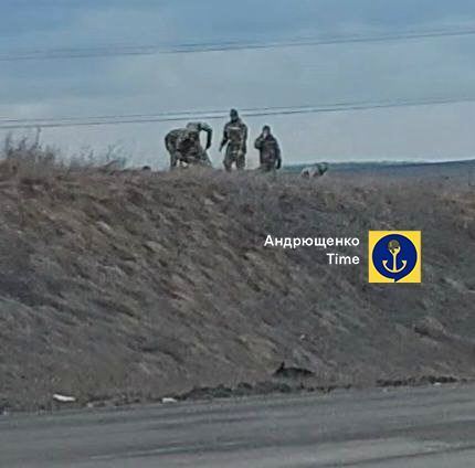 Никакой паники нет? Оккупанты начали рыть окопы вдоль трассы Мариуполь – Донецк. Фото