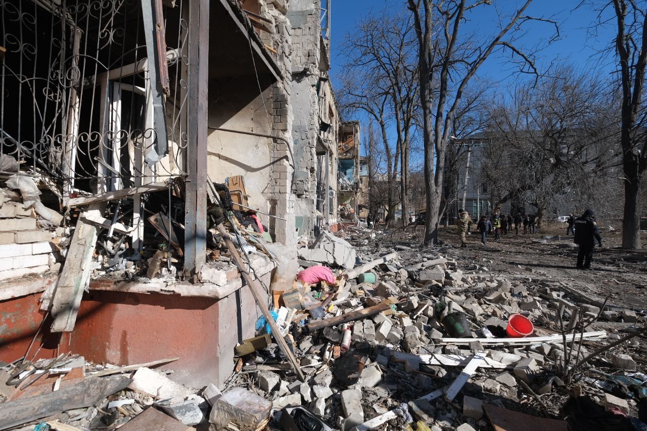 Окупанти завдали удару по центру Краматорська, пошкоджено будинки: є загиблий і поранені. Фото і відео