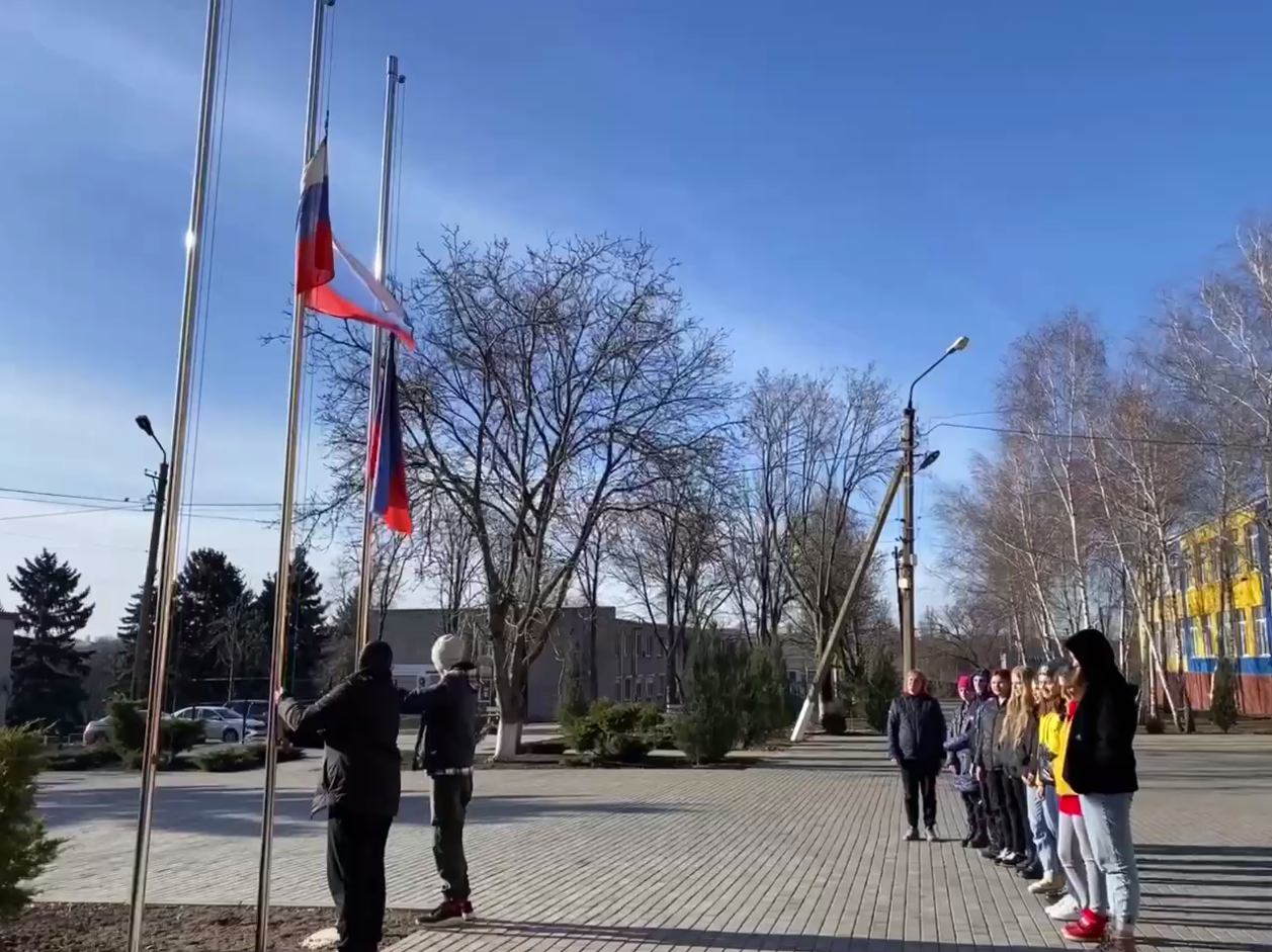 В Мариуполе захватчики заставляют детей поднимать российский флаг и слушать гимн РФ. Видео