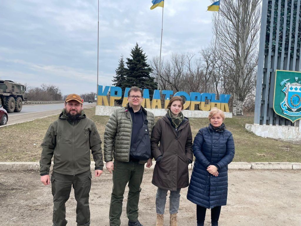 Депутаты "Европейской Солидарности" привезли генераторы многодетным семьям в прифронтовые города Донбасса. Фото