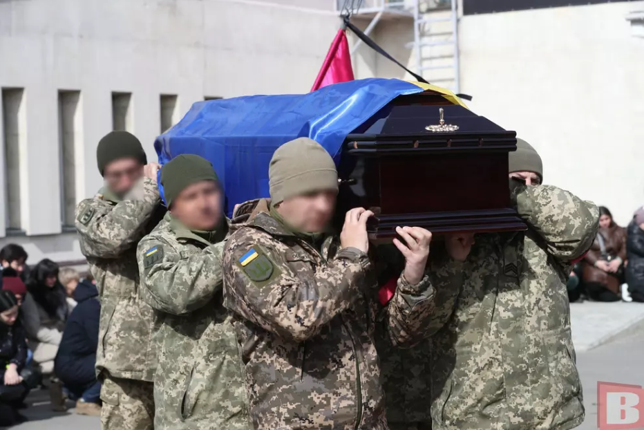 Повернувся із Польщі, щоб стати на захист України: у Хмельницькому попрощались з воїном, який загинув у боях за Бахмут. Фото