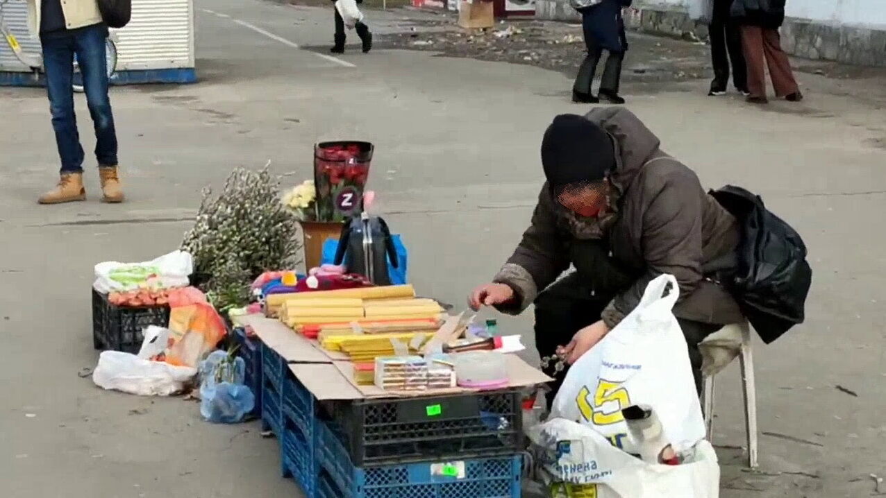 В Киеве пенсионерка продавала цветы с буквой Z на упаковке: почему в этом нет скандала. Фото и видео