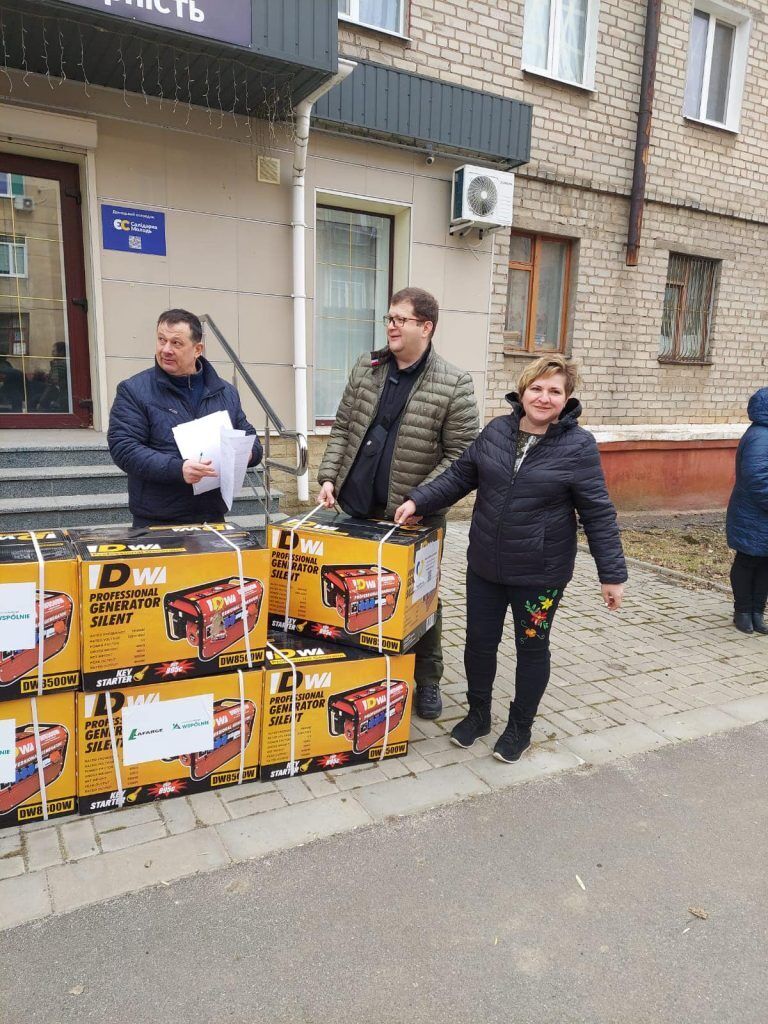 Депутаты "Европейской Солидарности" привезли генераторы многодетным семьям в прифронтовые города Донбасса. Фото