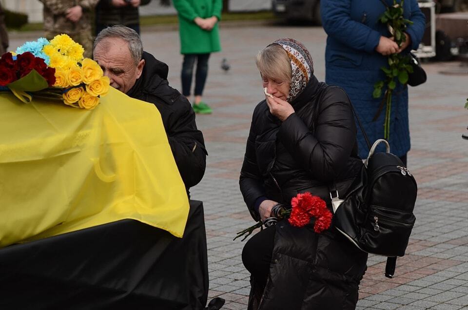 Погиб в боях за Луганщину  в день юбилея жены: в Ривне попрощались с Максимом Клименко. Фото и видео