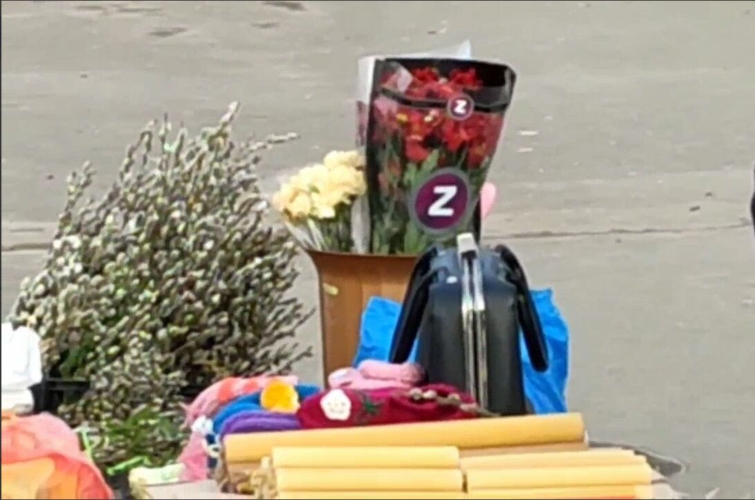 В Киеве пенсионерка продавала цветы с буквой Z на упаковке: почему в этом нет скандала. Фото и видео