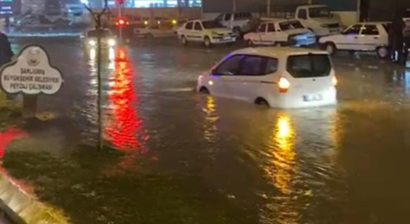 Туреччина після потужних землетрусів постраждала від повені: вулиці перетворилися на річки, є загиблі. Відео
