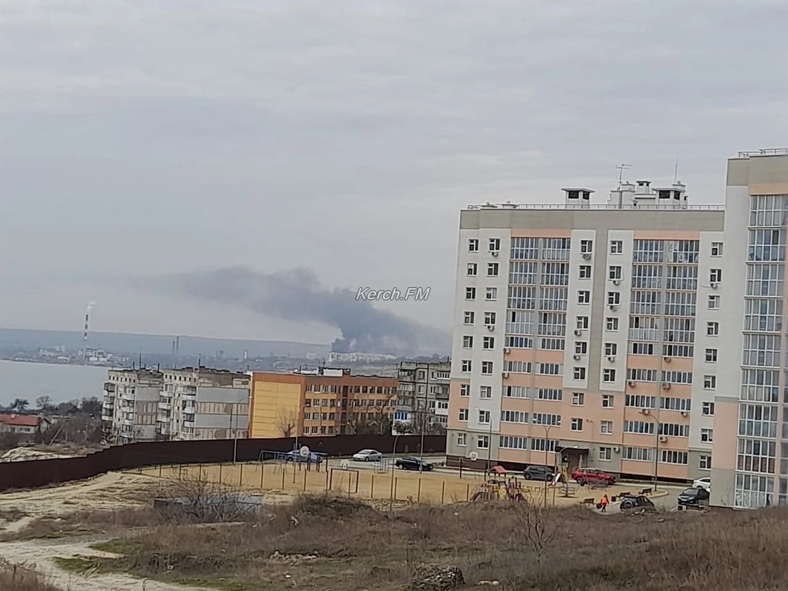 В Крыму вспыхнул мощный пожар на территории бывшего завода: поднялся дым. Фото и видео