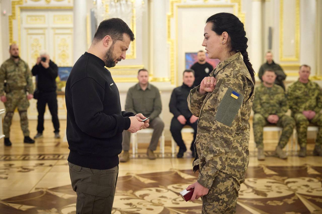 Невеста погибшего Героя Украины ''Да Винчи'' передала Зеленскому его личный боевой шеврон. Фото
