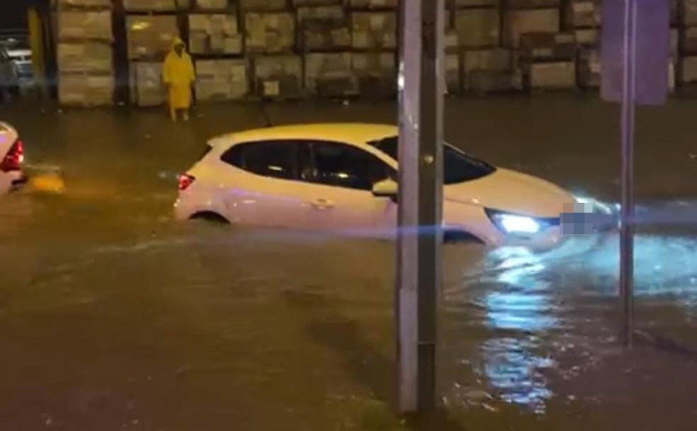Турция после мощных землетрясений пострадала от наводнения: улицы превратились в реки, есть погибшие. Видео