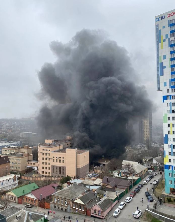 В Ростове-на-Дону произошел взрыв в здании управления ФСБ: вспыхнул мощный пожар. Видео и все подробности 