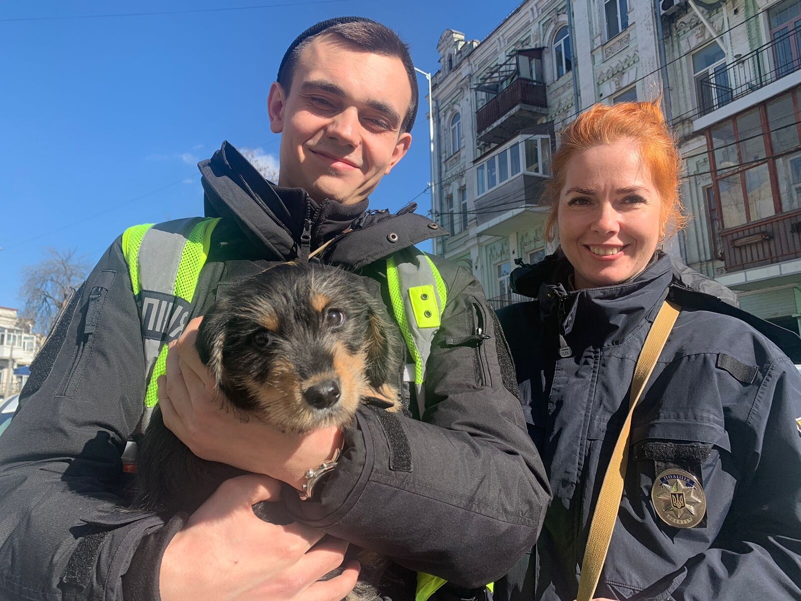 В Киеве полицейские спасли щенка: владелица била животное, морила голодом и поила водкой. Фото
