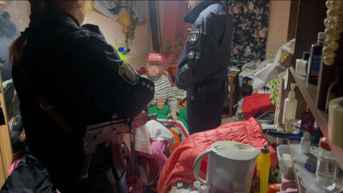 У Києві поліцейські врятували цуценя: власниця била тварину, морила голодом та поїла горілкою. Фото
