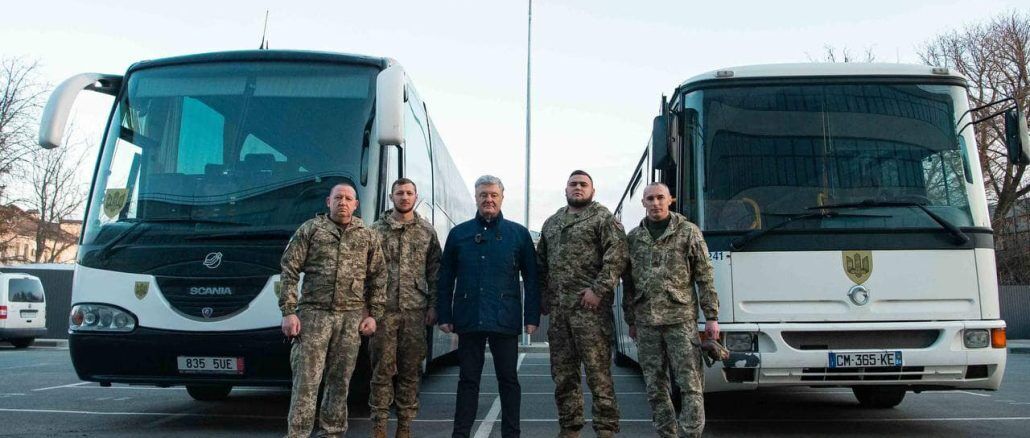 Понад 100 бійців за раз: десантники отримали великі автобуси від Порошенка та волонтерів