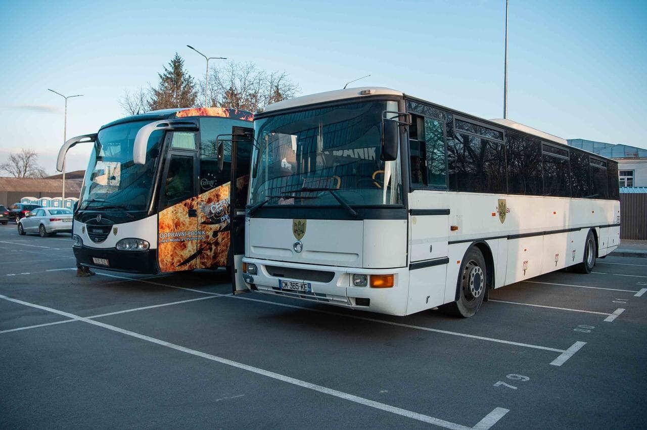 Более 100 бойцов за раз: десантники получили большие автобусы от Порошенко и волонтеров