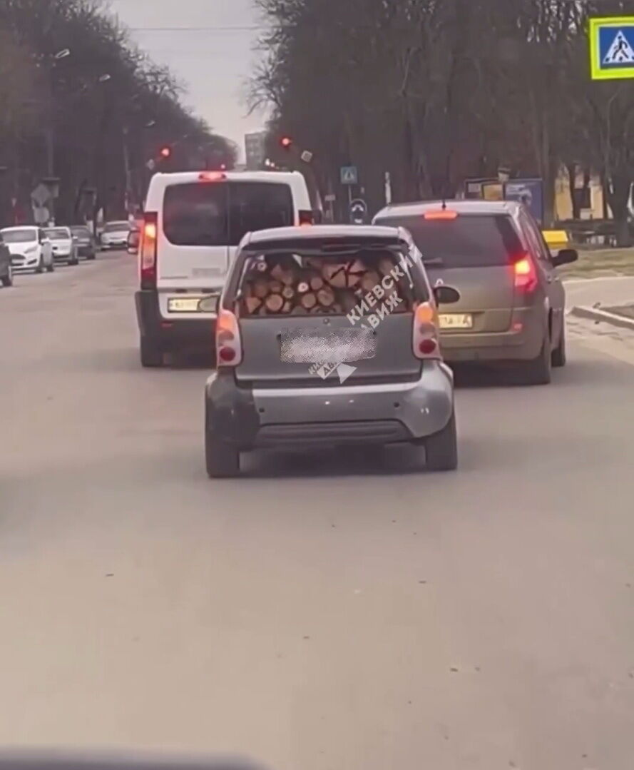 У Києві помітили мініавтомобіль Smart, забитий дровами. Відео