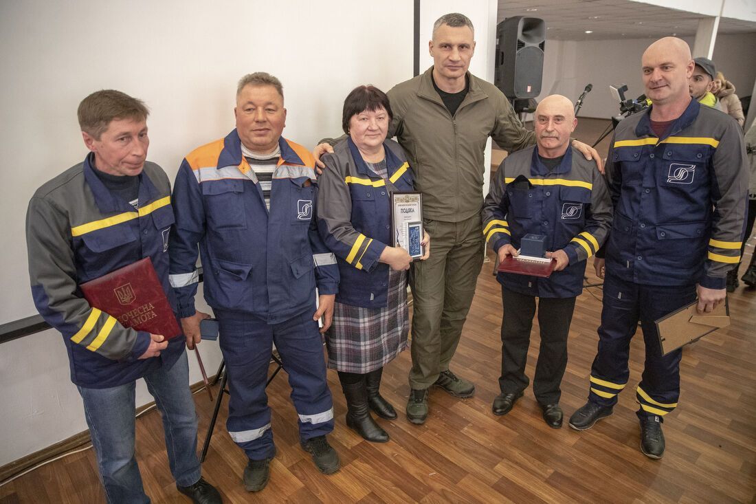 "Ця зима була найважчою": Кличко нагородив комунальників, які забезпечували життєдіяльність Києва