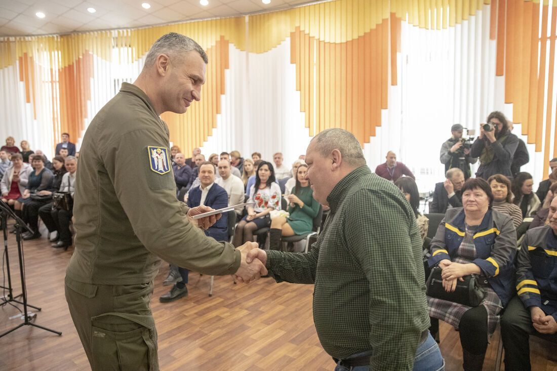 "Эта зима была самой тяжелой": Кличко наградил коммунальщиков, обеспечивавших жизнедеятельность Киева