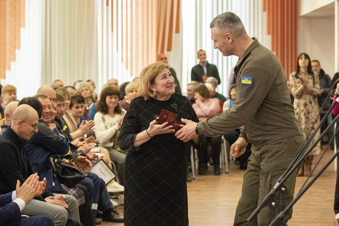 "Ця зима була найважчою": Кличко нагородив комунальників, які забезпечували життєдіяльність Києва