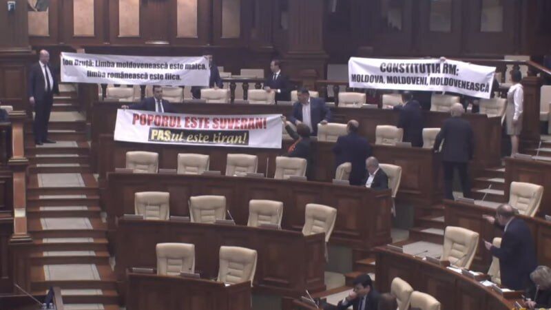 Парламент Молдовы принял решение о государственном языке: теперь румынский. Фото
