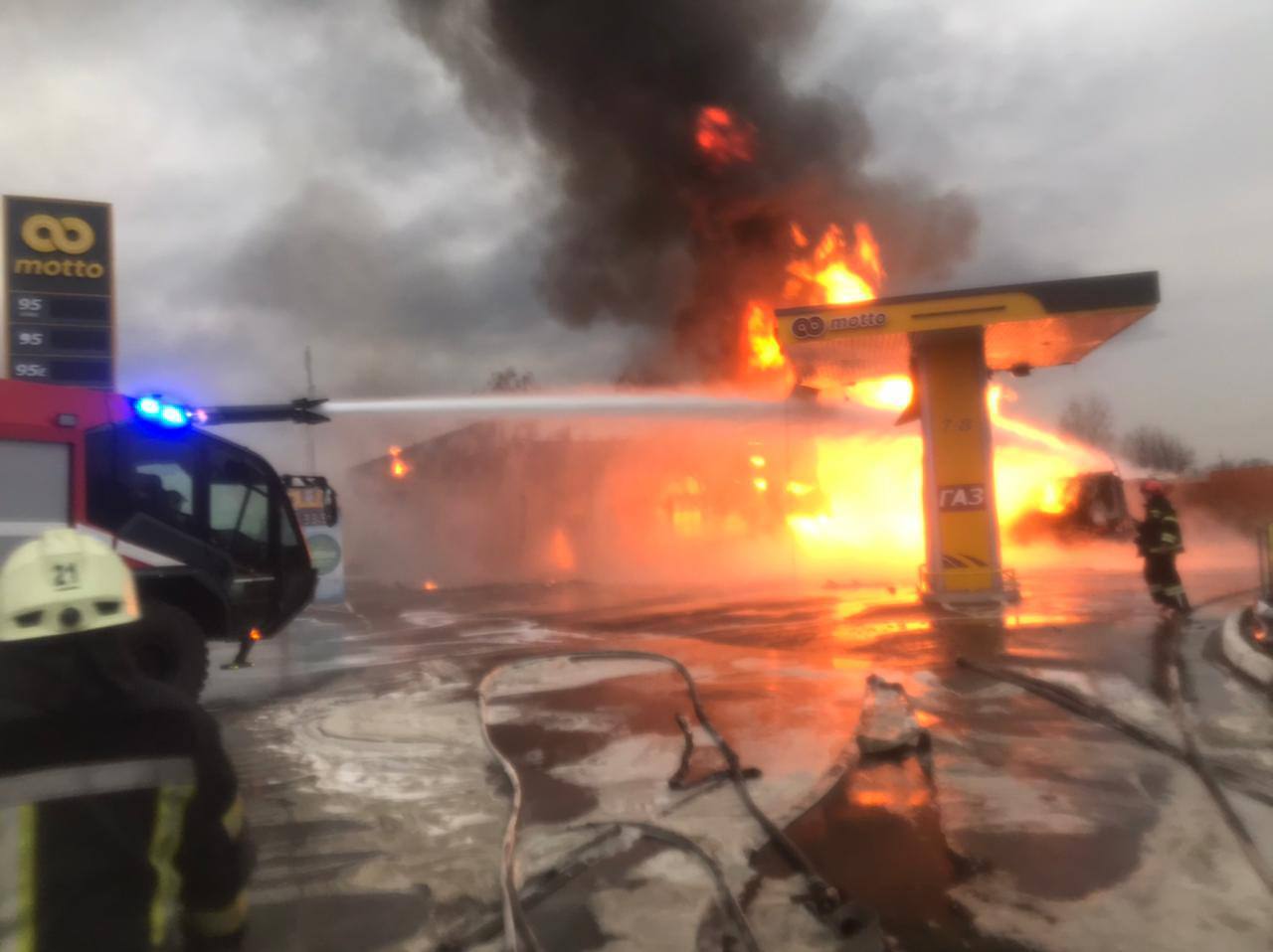У Борисполі на АЗС загорівся бензовоз, який перевозив 10 тис. літрів пального. Фото та відео