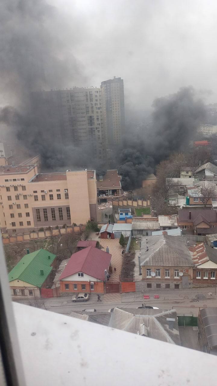 В Ростове-на-Дону вспыхнуло здание пограничного управления ФСБ, валит черный дым. Видео