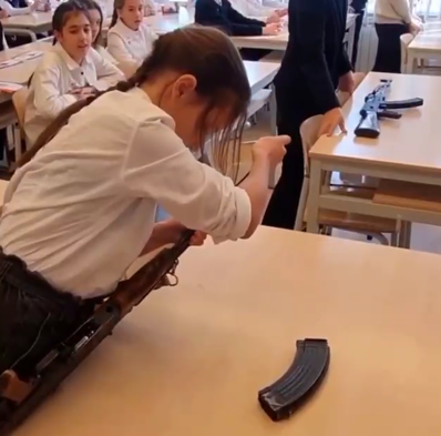 В оккупированном Крыму детей младших классов стали учить пользоваться оружием. Видео