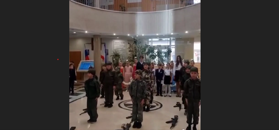 В оккупированном Крыму детей младших классов стали учить пользоваться оружием. Видео
