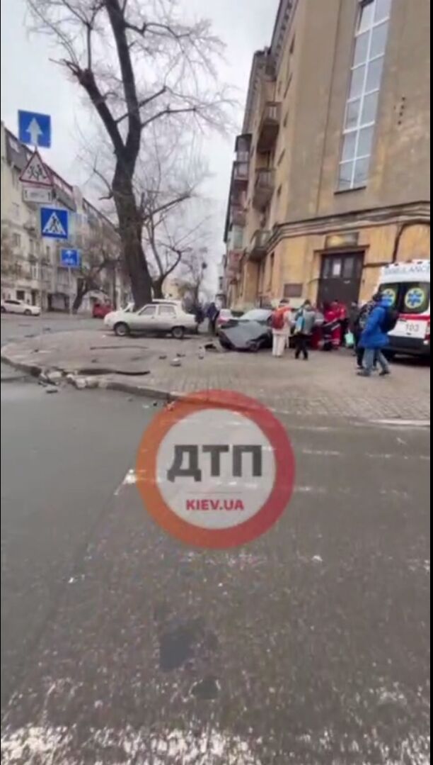 В Киеве на Подоле столкнулись две легковушки: машины вылетели на тротуар, есть пострадавший. Видео