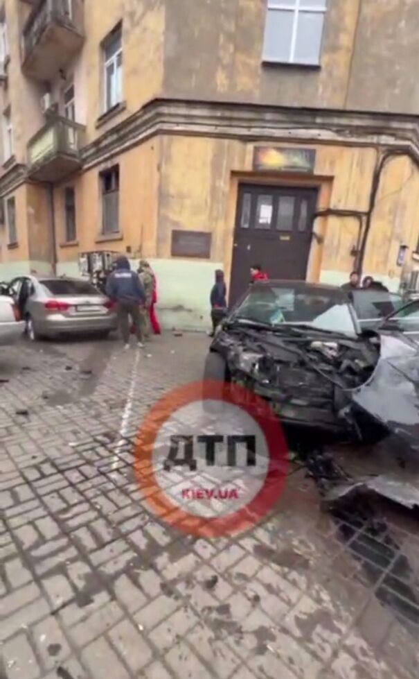 У Києві на Подолі зіткнулись два легковики: машини вилетіли на тротуар, є постраждалий. Відео