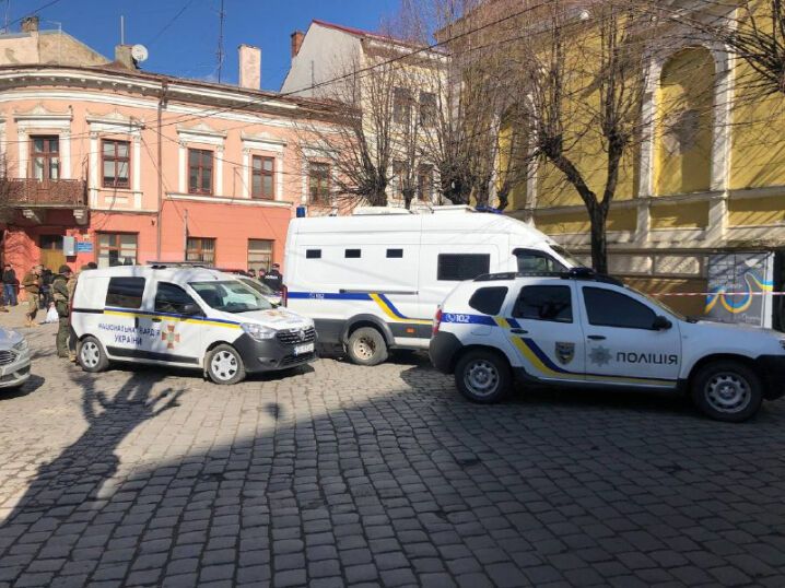 В Черновцах мужчина с гранатой и пистолетом пришел в суд: злоумышленник задержан. Фото и видео
