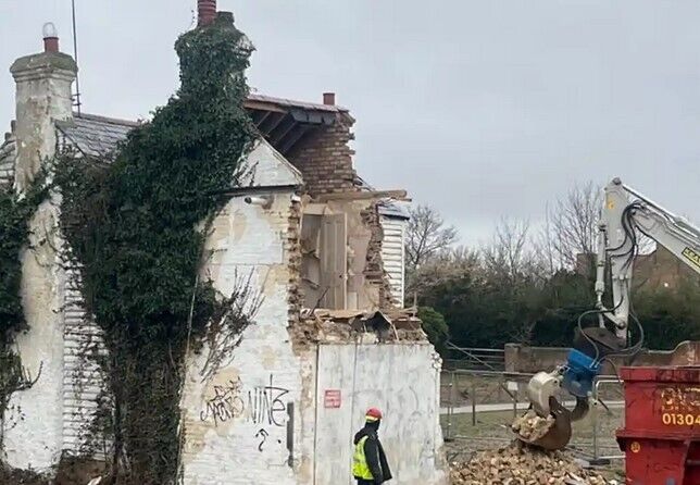  У Британії під час зносу будинку випадково знищили  останній мурал Бенксі.  Фото 