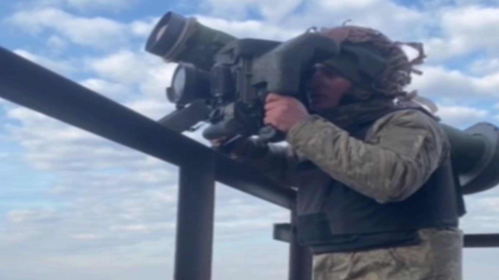''Точно в ціль'': українські військові з Javelin знищили танк окупантів на Донбасі. Відео