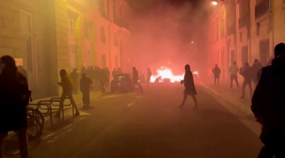 Мітингувальники кидали димові шашки, поліція застосувала водомети: чому спалахнули протести у Франції та чого вимагають від влади