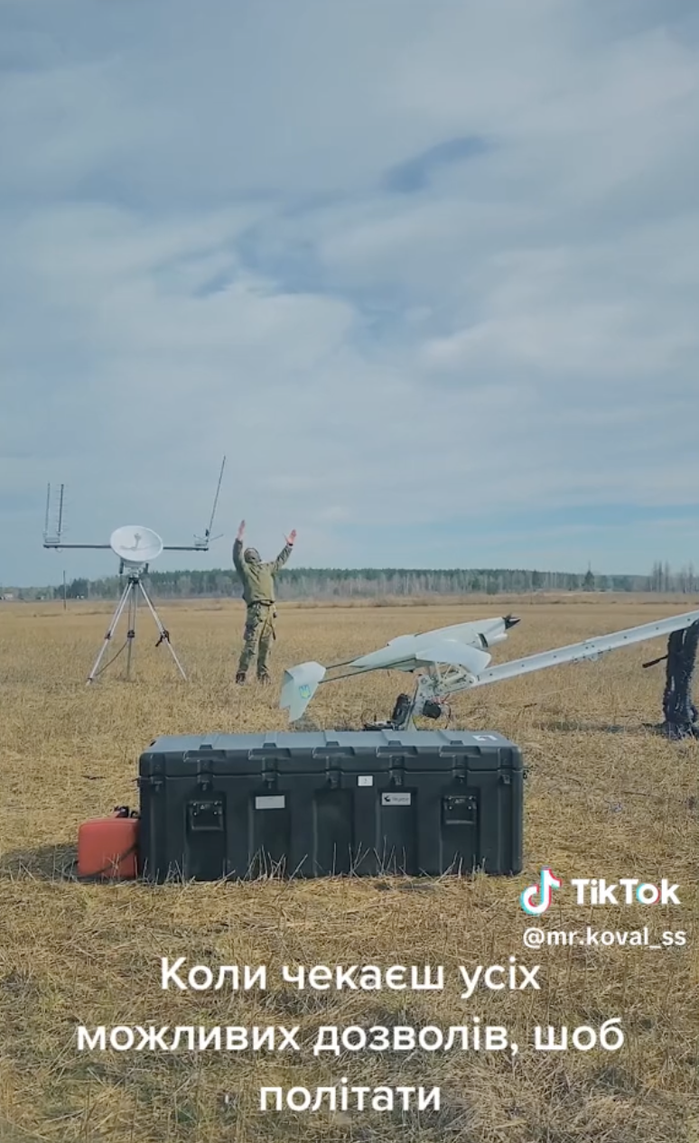 ''Коли чекаєш, щоб політати'': захисник розсмішив мережу відео з дроном
